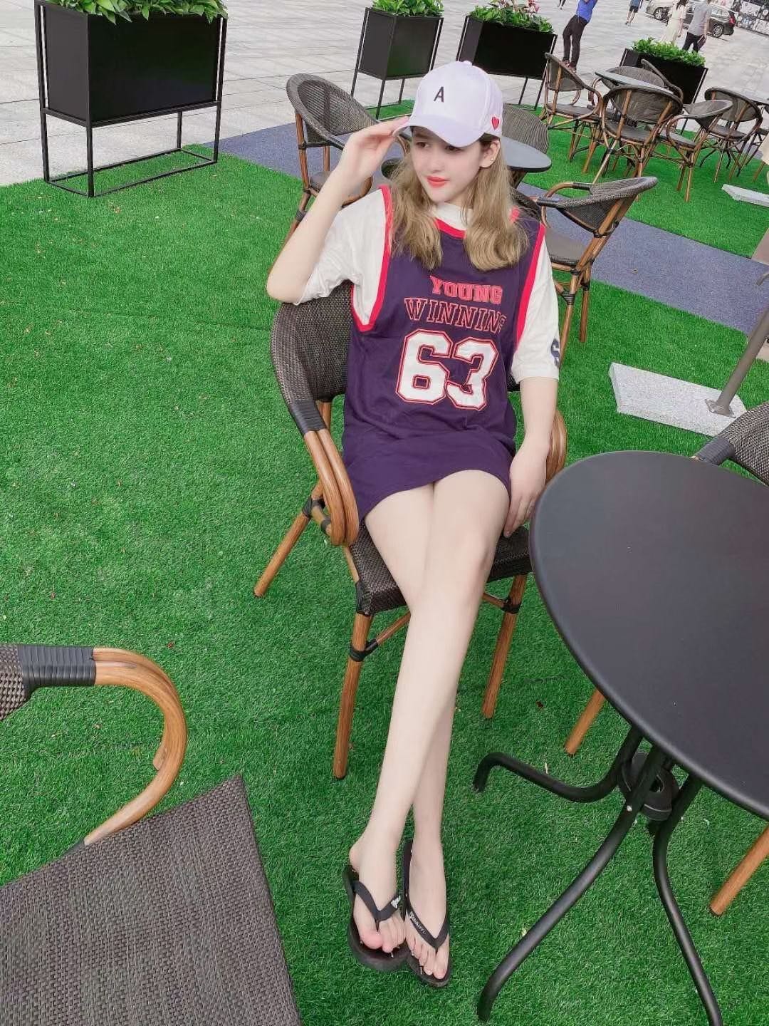 19岁D杯性感女孩，腰细腿长，身材前凸后翘 第2张