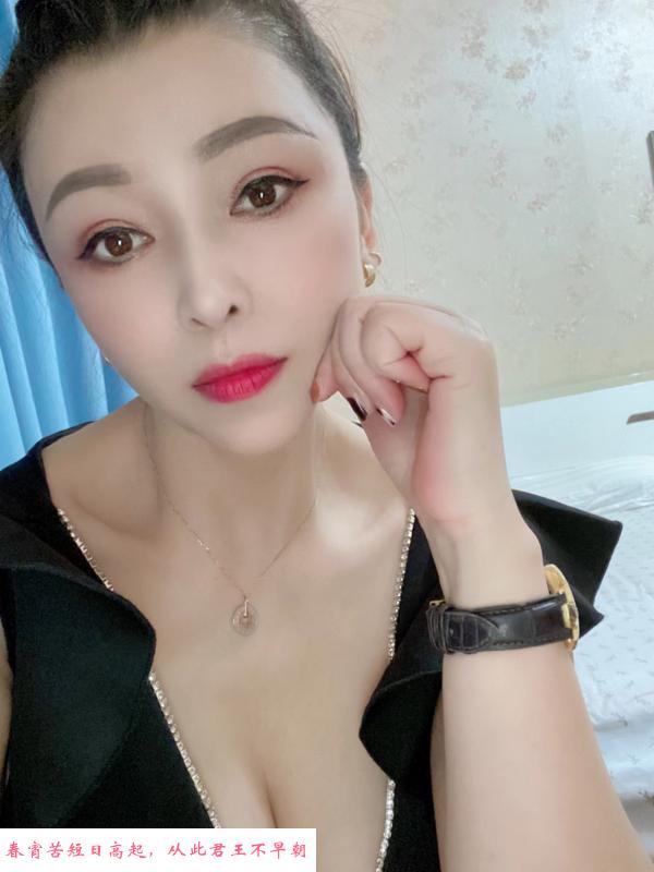 成都前凸后翘骚妇 第1张