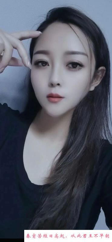 津塔附近小美女 第1张
