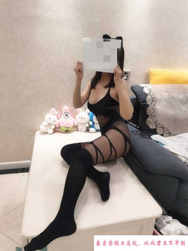 黑丝大屁股骚逼小西 第3张