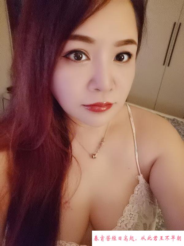 玄武门地铁站大胸熟女 第4张