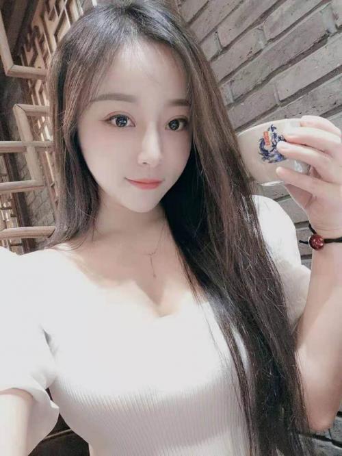 气质很好的妹子 第2张