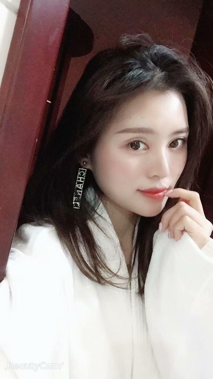 武汉娇媚美女 第1张
