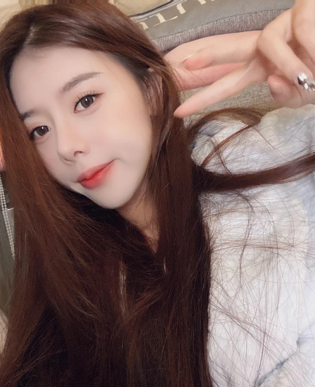 身材高挑的骚气妹子 第1张