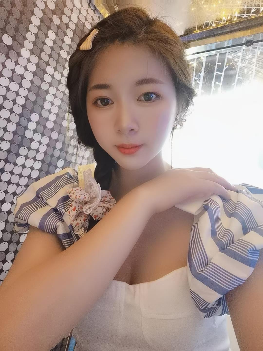 颜值身材都不错的妹子 第1张