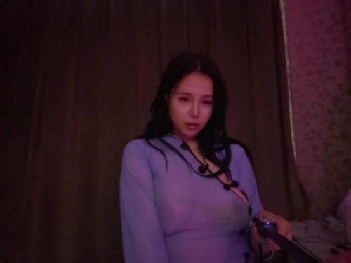 胸又大又圆服务不错的美女 第1张